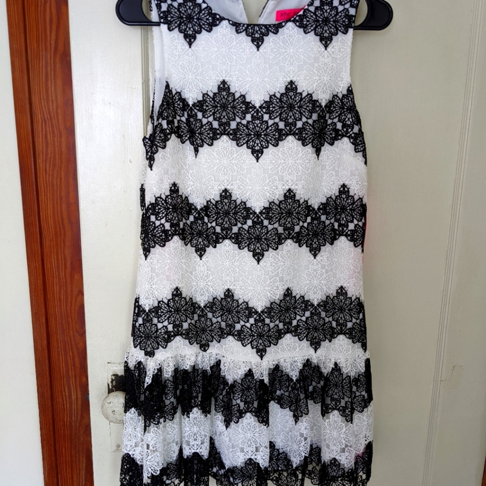 Betsey Johnson black and white lace shift dress size 8